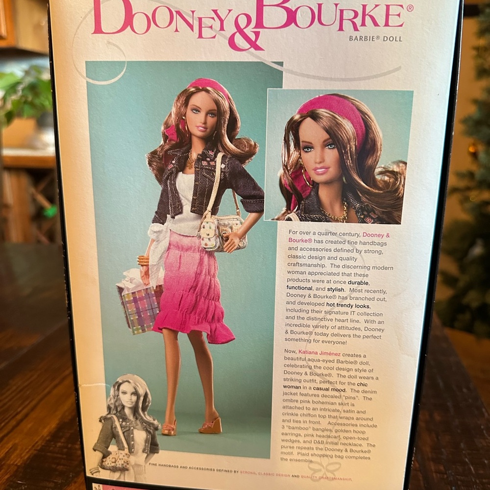 🎀 Collector’s Edition Dooney & Bourke Barbie – Vintage Treasure! - Picture 3 of 3